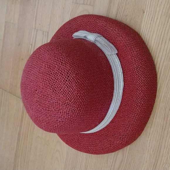 Red straw hat - Picture 1 of 3